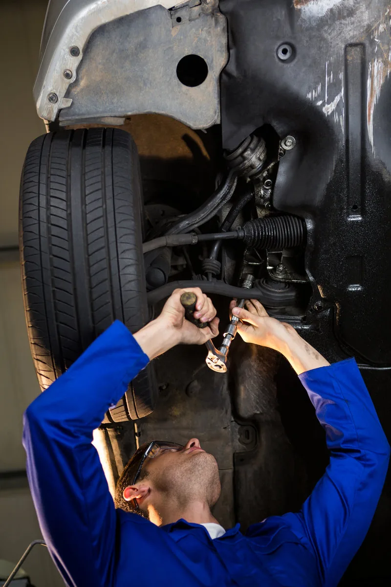 Revisión de terminales y rótulas para vehículos en el taller automotriz Rollano e Hijos de Buin