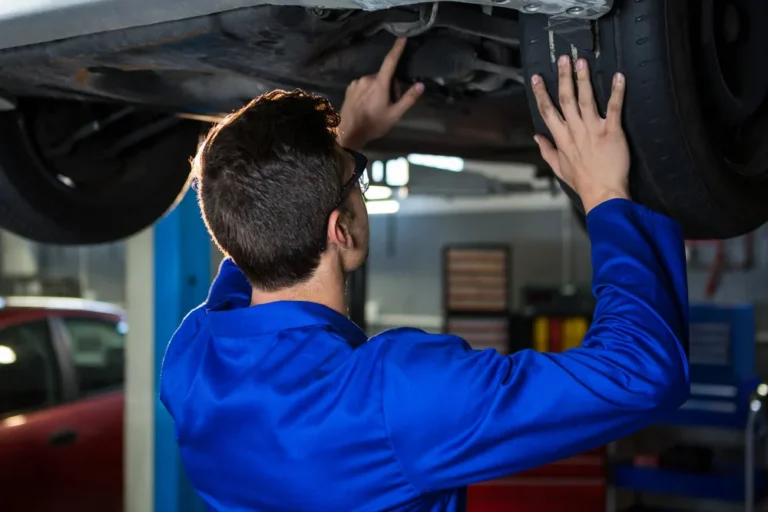 Revisión de tren trasero para vehículos en el taller automotriz Rollano e Hijos de Buin