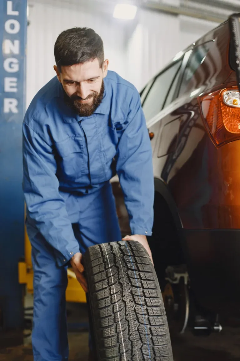 Revisión de válvulas de neumáticos para vehículos en el taller automotriz Rollano e Hijos de Buin