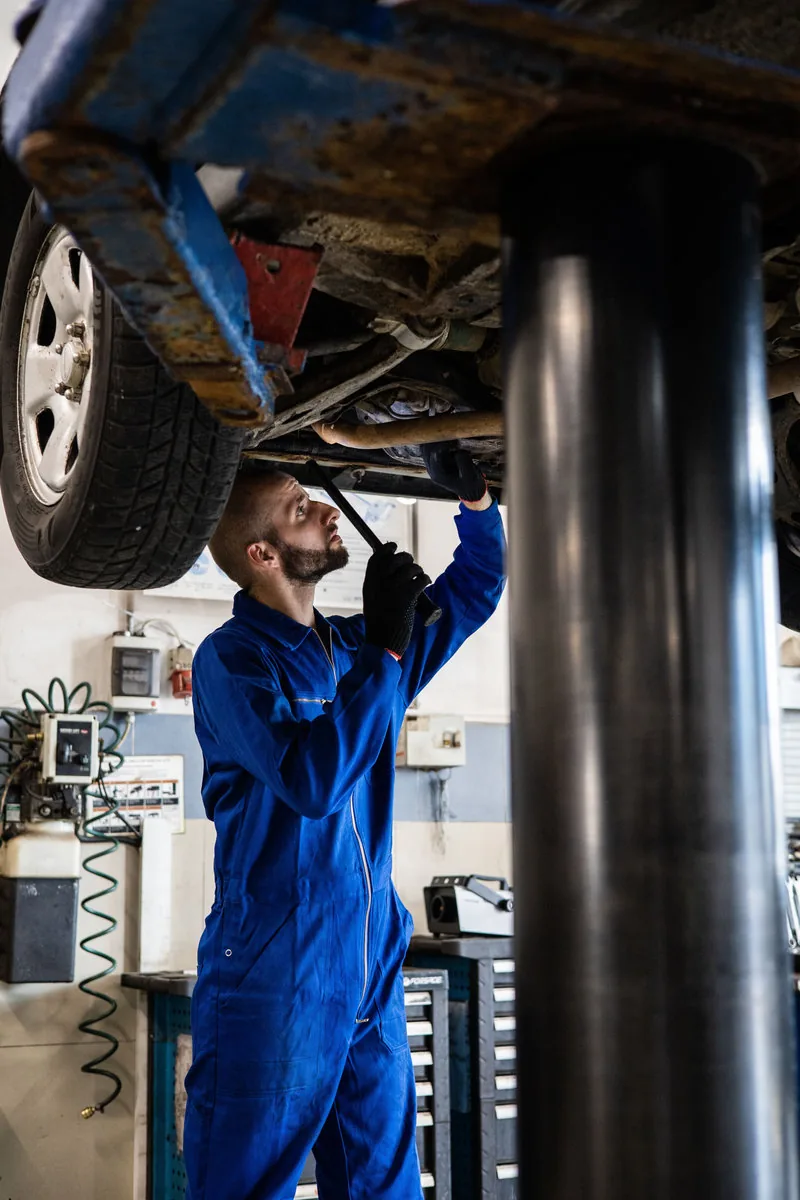 Revisión del sistema de escape para vehículos en el taller automotriz Rollano e Hijos de Buin