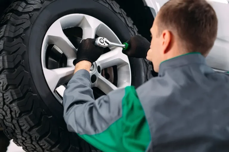Rotación de neumáticos para vehículos en el taller automotriz Rollano e Hijos de Buin